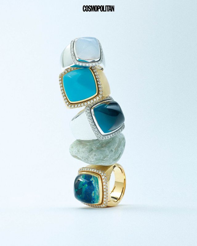 (위부터)캘세더니, 튀르쿠아즈, 블루 런던 토파즈, 아주라이트 말라카이트를 카보숑 세팅한 빵 드 쉬크르 링 사이즈 및 다이아몬드 세팅에 따라 가격 상이 모두 Fred. 