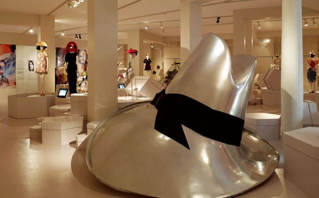 ©“Malign Muses: When Fahion Turns Back” in 2004-2005