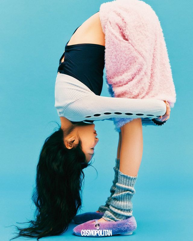 컷아웃 포인트 볼레로 35만2천원 RVN. 롱 슬리브 톱 11만8천원 Nylora. 헤어리 소재 팬츠 17만8천원 Le Sonnet. 레그 워머 4만8천원 Repetto. 플러피 발레 플랫 슈즈 1백25만원 Ferragamo. 