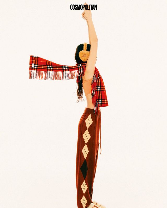 코튼 스판 브라톱 4만8천원 Movewarm. 니트 조거 팬츠 17만8천원 Open Yy. 캐시미어 스카프 1백5만원 Burberry. 이어 머프, 슬라이드 모두 가격미정 Celine by Hedi Slimane. 