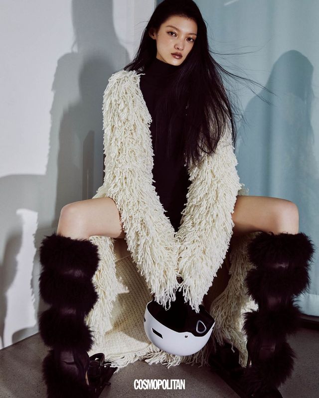 퍼 코트 가격미정 Gabriela Hearst. 보디슈트 가격미정 Alaïa. 퍼 롱부츠 3백48만원 Gianvito Rossi. 