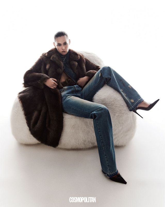 무톤 퍼 코트, 크롭트 데님 재킷 모두 가격미정 Miu Miu. 데님 팬츠, 퍼 벨트 모두 가격미정 We11done. 스트랩 힐 가격미정 Dolce&Gabbana. 