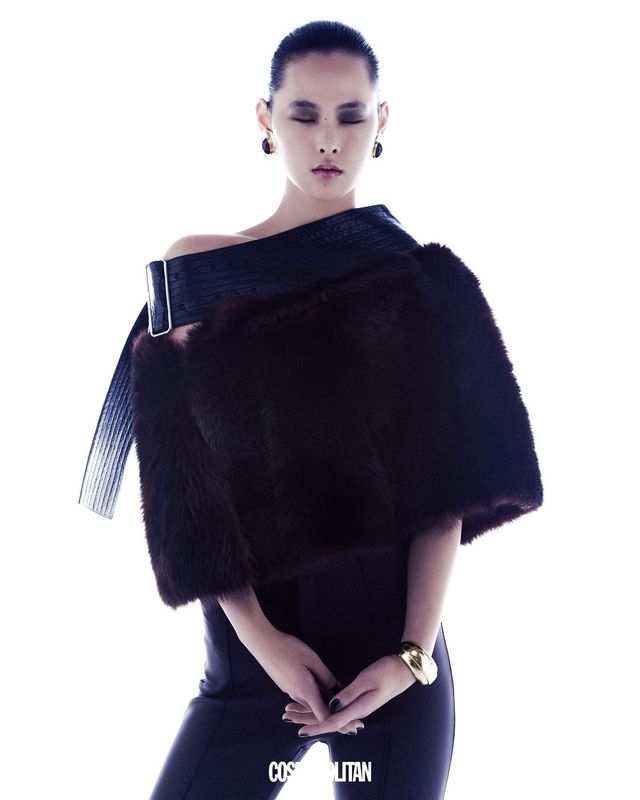 시어링 케이프 가격미정 Ferragamo. 팬츠 79만원 Philosophy. 귀고리 1백19만원, 뱅글 3백42만원 모두 Saint Laurent by Anthony Vaccarello. 