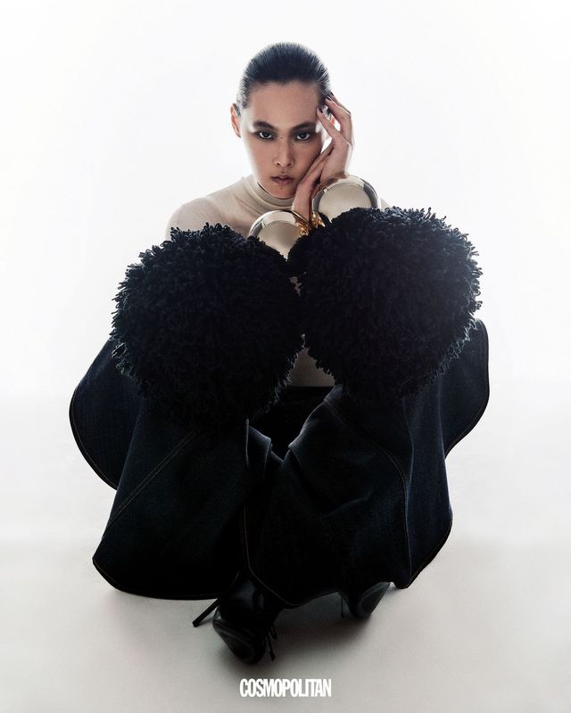 보디슈트, 데님 팬츠, 소매 장식, 뱅글, 앵클부츠 모두 가격미정 Alaia.