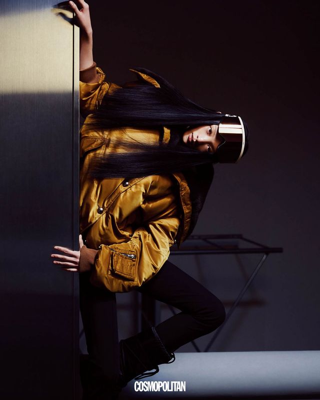 다운 재킷 96만원, 부츠컷 팬츠 29만원 모두 YCH. 고글 가격미정 Celine by Hedi Slimane. 스노 부츠 가격미정 Moon Boot. 