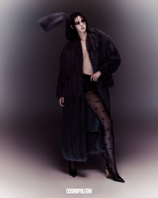 맥시 퍼 코트 42만원대 Sculptor. 브리프 가격미정, 스타킹 23만원 모두 Dolce&Gabbana. 슬링백 가격미정 Givenchy. 