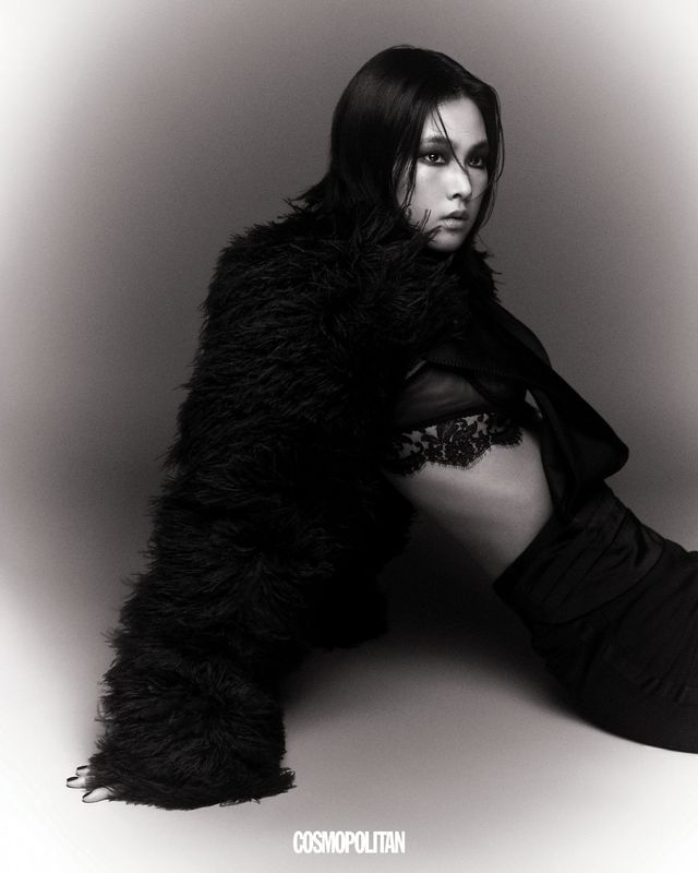 크롭트 퍼 재킷 가격미정 Sportmax. 새틴 베스트 1백86만원, 레이스 브라렛 87만원, 팬츠 2백13만원 모두 Dolce&Gabbana. 