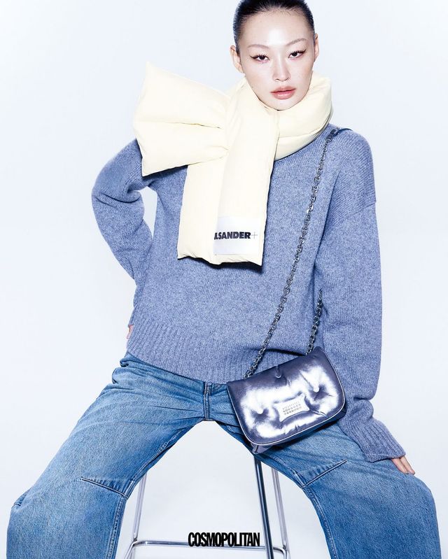 니트 톱, 패딩 머플러 모두 가격미정 Jil Sander. 데님 팬츠 가격미정 Loewe. 플랩 백 가격미정 Maison Margiela.