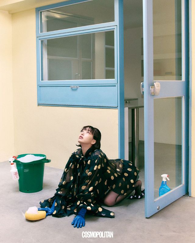 자카드 블라우스 5백40만원, 펌프스 1백33만원 모두 Dolce&Gabbana. 브라렛, 브리프, 스타킹 에디터 소장품.