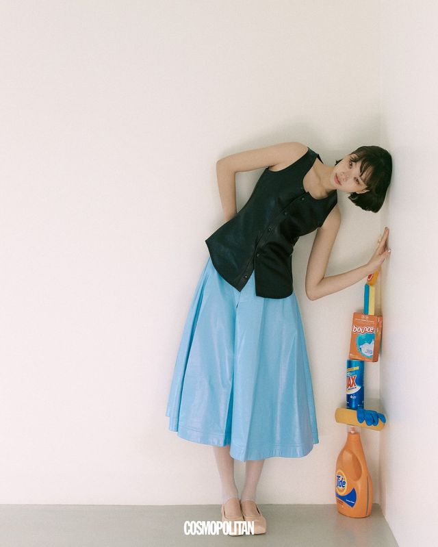 레더 톱, 레더 스커트 모두 가격미정 Bottega Veneta. 발레리나 슈즈 가격미정 Marni. 스타킹 에디터 소장품. 