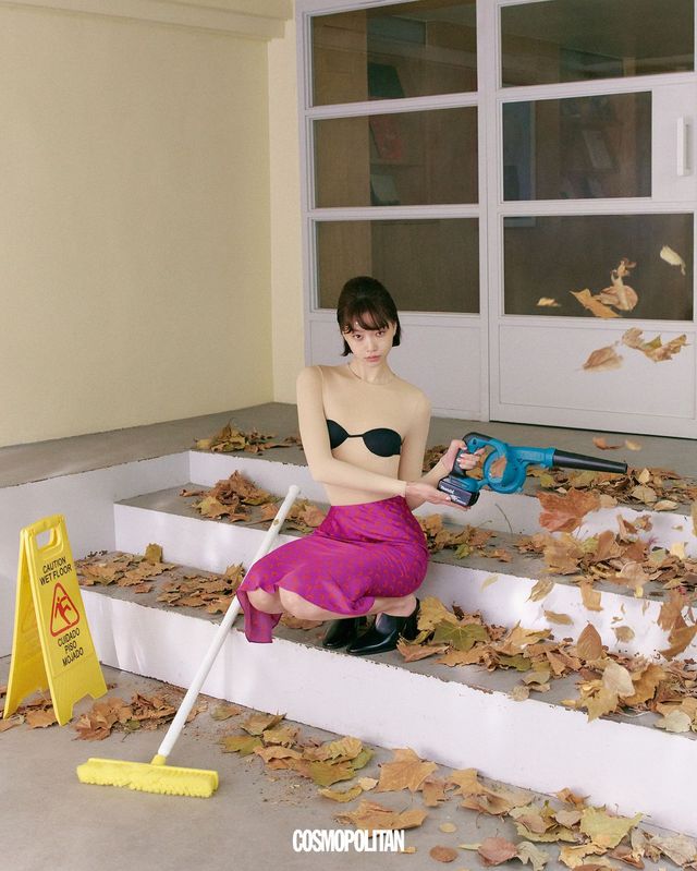 미디스커트 가격미정 Marine Serre. 뮬 가격미정 Bottega Veneta. 보디슈트 에디터 소장품. 