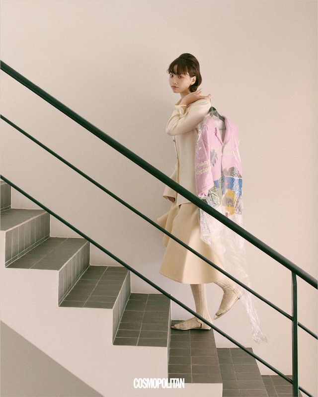 코튼 셔츠, 코튼 스커트, 샌들 모두 가격미정 Jil Sander. 손에 들고 있는 셔츠 가격미정 Bottega Veneta. 양말 에디터 소장품. 