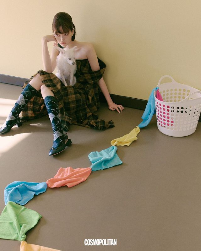 드레스, 니삭스, 플랫 슈즈 모두 가격미정 Dior. 헤어핀 헤어 스타일리스트 소장품.