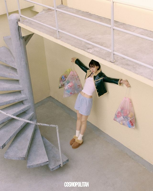 시어링 재킷, 플랫폼 뮬 모두 가격미정 Celine by Hedi Slimane. 탱크톱 1만7천원대 Zara. 복서 쇼츠, 양말 에디터 소장품. 