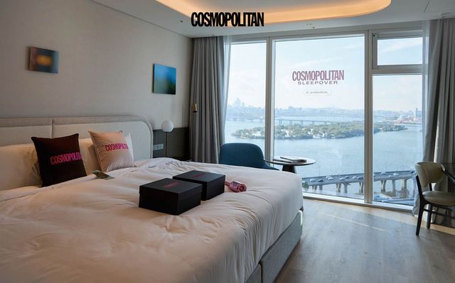 〈코스모폴리탄〉이 라이프스타일 브랜드 위켄드인과 함께 제작한 쿠션, 다양한 굿즈가 들어간 웰컴 박스, 샴페인이 준비된 슬립오버 전용 객실. 