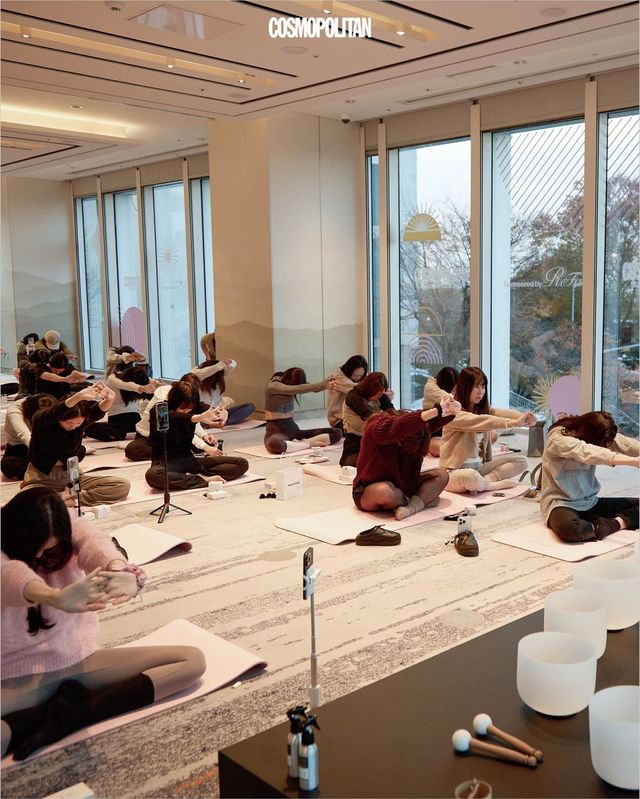 도심 속 리커버리 요가를 즐기고 있는 모습. 