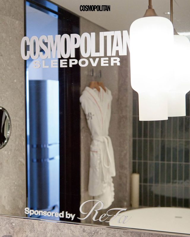 슬립오버 전용 객실에서 특별한 추억을 남기며 즐기고 있는 크리에이터들. 