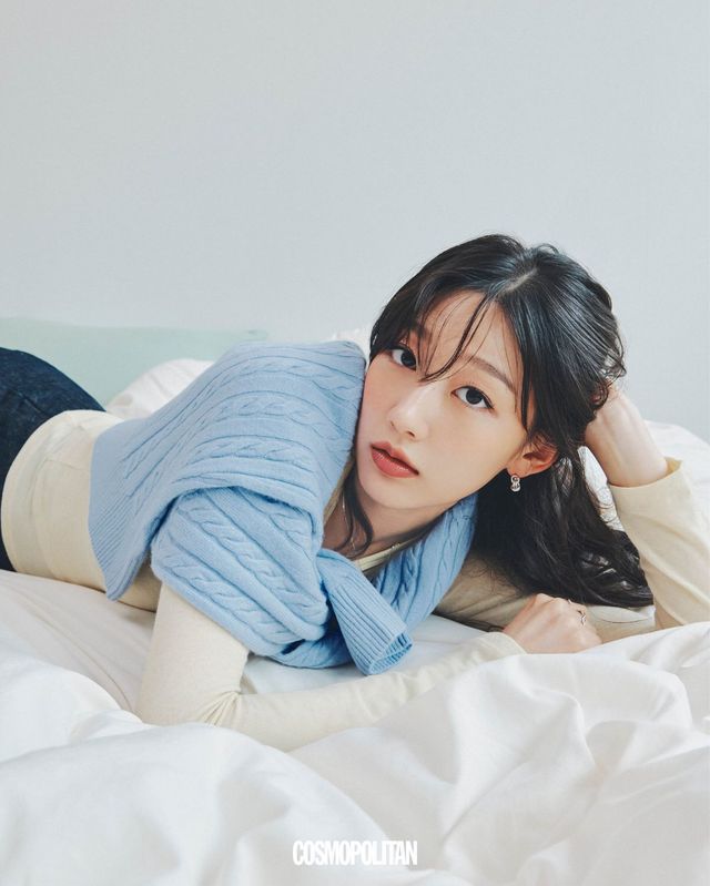 톱 4만8천원, 레이어드 슬리브리스 톱 2만9천원 모두 Sllow Garments. 어깨에 두른 니트 톱 11만3천원 Siyazu. 팬츠 12만9천9백원 Zara. 귀고리 3만9천원 Judy and Paul. 목걸이, 반지 스타일리스트 소장품.