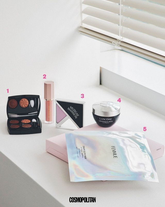 1 퍼플 브라운, 로지 베이지, 모브 토프, 딥 브라운까지, 그윽한 아이 메이크업을 완성시켜줄 셰이드 구성과 매트·시머·메탈릭 피니시가 어우러져 고급스러운 음영 룩을 연출하기에 제격. 샤넬 공방의 장인 정신을 떠올리게 하는 트위드 패턴을 텍스처에 새겨 특별함을 더했다. 레 꺄트르 옹브르 버튼 꾸뛰르 11만5천원 Chanel Beauty. 2 원래 내 속광인 듯 자연스러운 컬러와 은은한 광채를 동시에 더한다. 비결은 수분을 가득 머금은 워터 세럼 텍스처. 얇고 촉촉하게 밀착되는 가벼운 사용감으로 별도의 도구 없이 손으로 바르면 끝! 페탈 드롭 리퀴드 블러쉬 베어리 2만5천원 Deardahlia. 3 여러 번 레이어링해도 뭉침 없이 입혀지는 맑은 발색에 번들거림을 잡아주는 세범 파우더가 결합돼 피지와 요철을 매끈하게 커버한다. 오묘한 분위기를 자아내는 라벤더 컬러가 담긴 유니크한 트라이앵글 패키지도 매력적이다. 피팅 블러쉬 01 오드 1만8천원 Muzigae Mansion. 4 랑콤의 베스트셀러인 ‘제니피끄’ 라인에 아이 크림이 새롭게 추가됐다. 젤 투 크림 제형이 눈가 피부 깊숙이 보습과 영양을 채우고 다크서클을 완화하는 효과까지 겸비했다. 제니피끄 얼티미트 아이크림 12만5천원 Lanĉome. 5 피부의 빛을 밝혀주는 글루타티온과 비타민 콤플렉스의 만남. 보습 전달력과 밀착력을 높이기 위해 히알루론산이 코팅된 바이오 셀룰로오스 시트에 우윳빛을 띠는 에센스를 가득 묻혀 피부에 자연스러운 광채와 균일한 톤을 유지하는 데 도움을 준다. 드림 글로우 마스크 활력·광채 6매입 4만2천원 Femmue. 