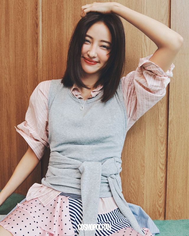 레이어드 톱 8만9천원 Sllow Garments. 셔츠 9만4천원 Our Hope. 스커트 19만8천원 s/e/o. 목걸이 16만9천원 Dinech. 반지 스타일리스트 소장품.