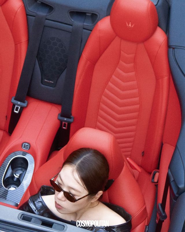 오프숄더 톱 Jaybaek Couture. 선글라스 Cos. 컨버터블 스포츠카 Maserati.