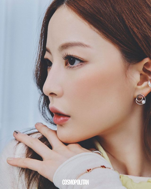 드레스 19만9천원 Moonsun. 톱 4만8천원 Sllow Garments. 귀고리 2만5천원 Judy and Paul. 팔찌로 활용한 목걸이 2백48만원 Qeelin.