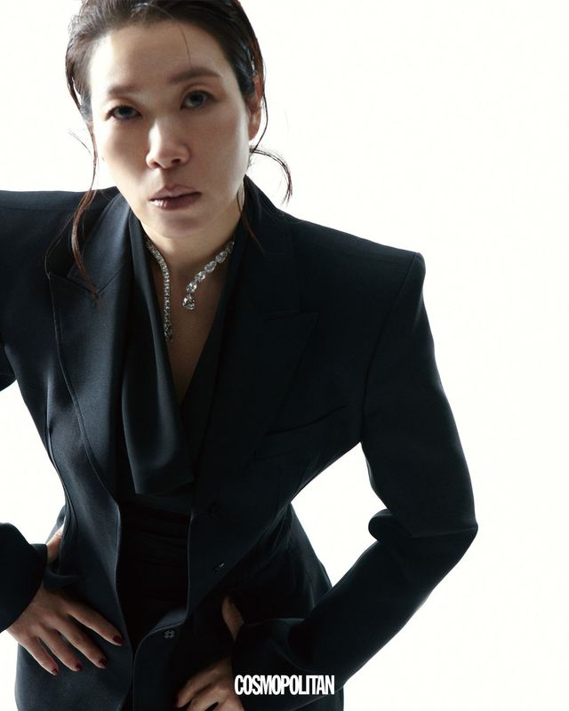 재킷 Kelly Shin. 드레스 Dint. 목걸이 Swarovski.