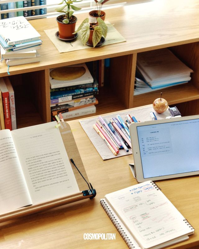 평소 독서도 주요 일과 중 하나인 최은미 소설가의 ‘읽는 테이블’.