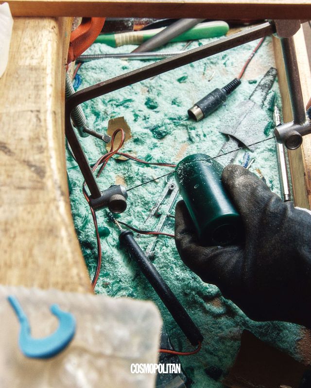 세공부터 몰딩까지 섬세함을 요하는 이승주 디렉터의 작업.