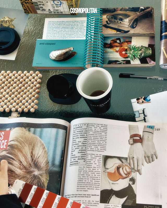 다양한 비주얼 레퍼런스가 가득한 책상.