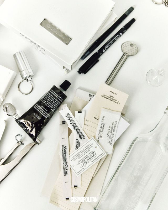 제품의 라벨, 패키지 샘플까지 꼼꼼하게 체크한다.