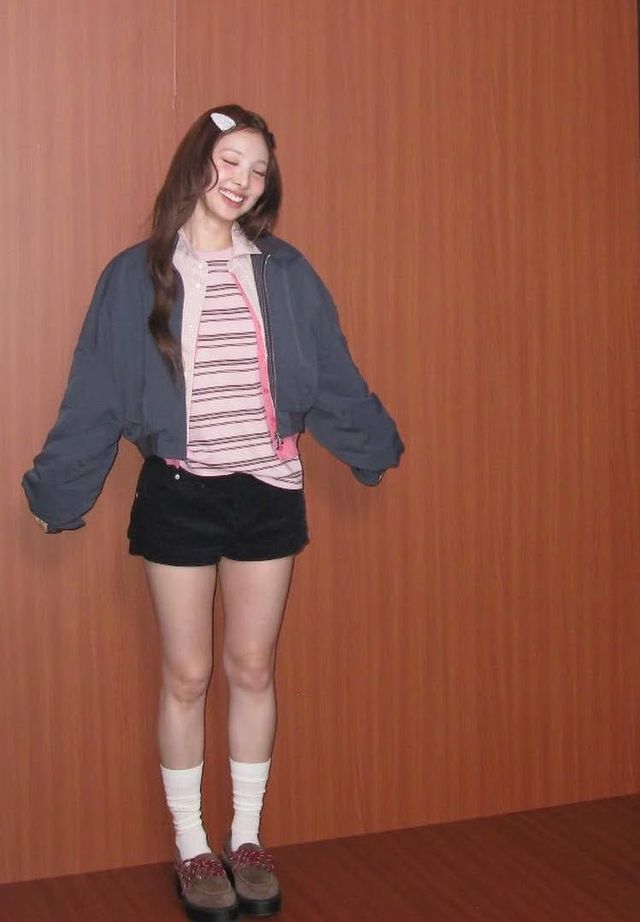 해링턴 재킷을 사랑스럽게 연출한 나연. 인스타그램 @nayeonyny