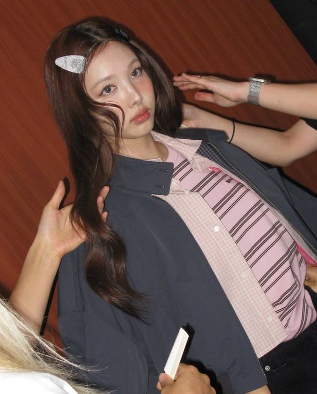 해링턴 재킷을 사랑스럽게 연출한 나연. 인스타그램 @nayeonyny