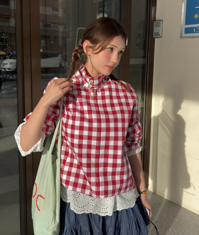 깅엄 체크 해링턴 재킷을 착용한 전소미. 인스타그램 @somsomi0309