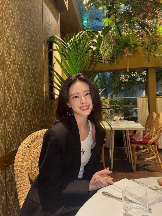 블랙 블레이저로 깔끔한 스타일링을 한 있지 유나. 인스타그램 @igotyuandme