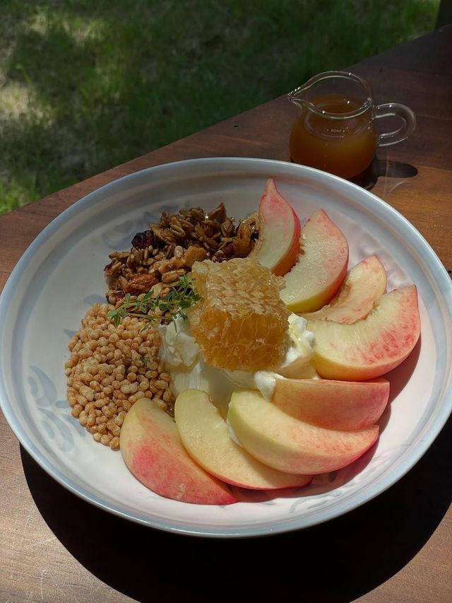 벌꿀집의 달콤한 풍미를 느낄 수 있는 메뉴로 가득한 더비. 인스타그램 @thebee_cafe_