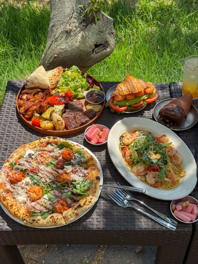 커피와 빵은 물론, 파스타, 피자, 스테이크까지 다양한 브런치 메뉴도 즐길 수 있다. 사진 네이버 지도 테이블스라운지 북한강점 업체 등록 사진