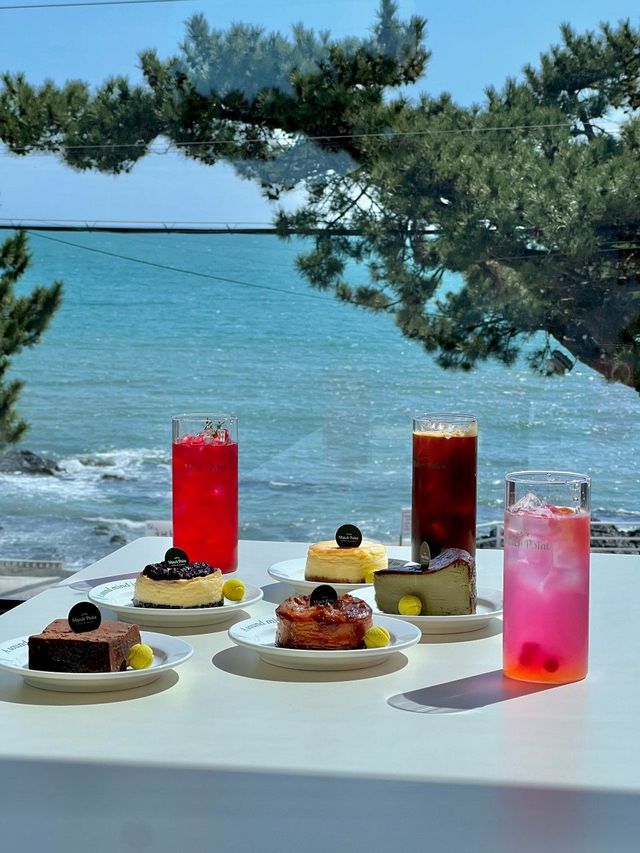 탁 트인 경치와 테니스라는 독특한 콘셉트가 매력적인 카페 매치포인트. 사진 네이버 지도 매치포인트 업체 등록 사진