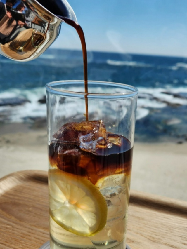 통창을 통해 푸른 동해 바다를 보며 커피 한 잔의 여유를 즐길 수 있는 스위밍 터틀. 사진 네이버 지도 스위밍 터틀업체 등록 사진