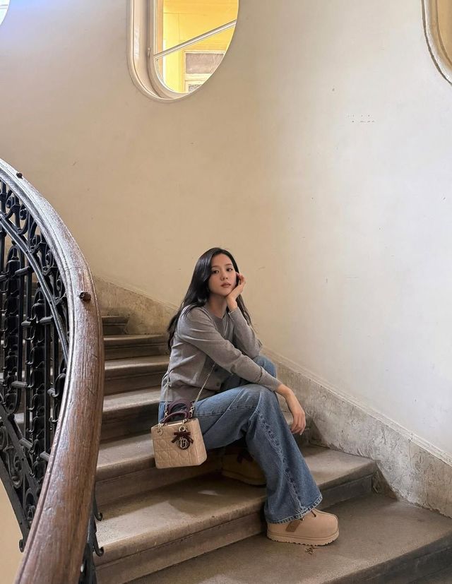 지수 가디건 패션 | 인스타그램 @sooyaaa__ 