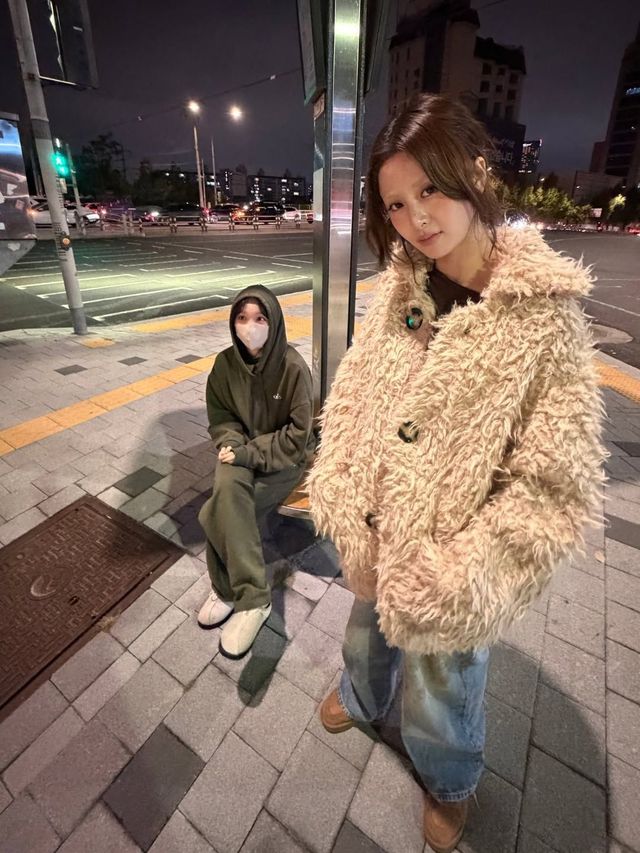 청키한 퍼 코트를 선택한 허윤진. 인스타그램 @jenaissante