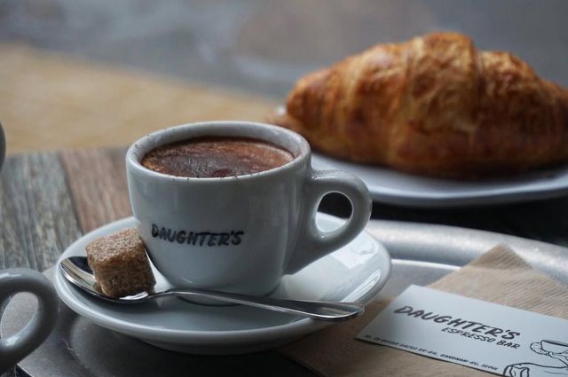 다양한 에스프레소 메뉴와 크루아상을 즐길 수 있는 청담동 도터스 에스프레소 바 사진 인스타그램 @daughters_espressobar