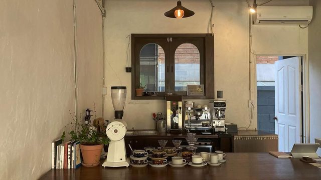 불광천에서 러닝 한 후 들리기 좋은 매개체 커피 사진 인스타그램 @maegaeche