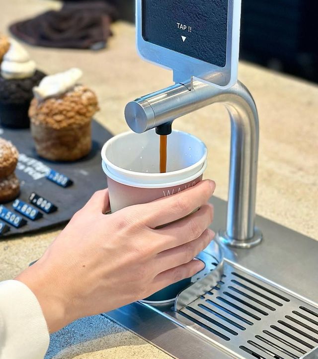  커피를 빠르게 테이크아웃 가능한 탭커피가 준비되어 있는 웨이프 인스타그램 @wayp_official