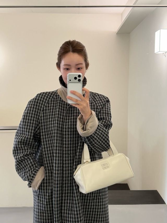 리버시블 트렌치코트를 입은 차정원. 인스타그램 @ch_amii