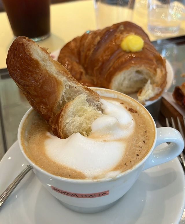 코르네토와 카푸치노로 정통 이탈리아식 아침을 맞이할 수 있다. 인스타그램 @nuovaitalia.kr