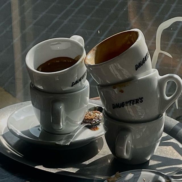 다양한 에스프레소 메뉴와 크루아상을 즐길 수 있는 청담동 도터스 에스프레소 바 사진 인스타그램 @daughters_espressobar