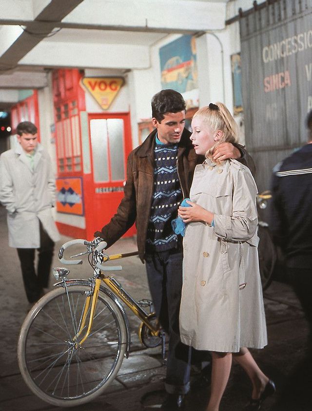 쉘브르의 우산 트렌치 코트 | 영화 〈쉘브르의 우산〉 스틸 이미지