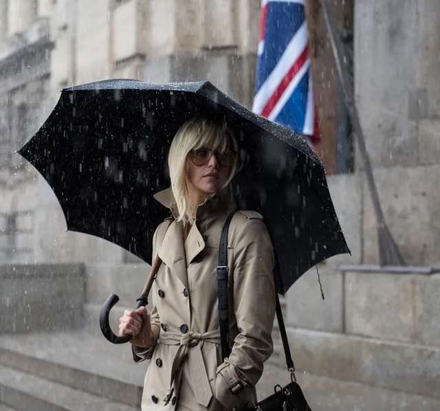 아토믹 블론드 트렌치 코트 | 영화 〈아토믹 블론드〉 스틸 이미지