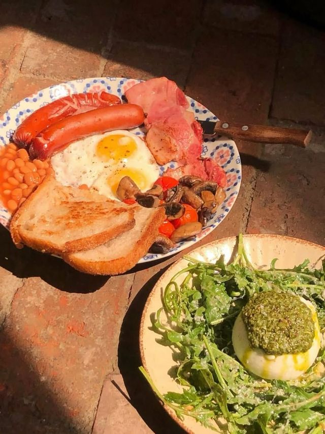 브런치 메뉴부터 스테이크, 파스타까지 다양한 메뉴를 즐길 수 있다. 인스타그램 @theoldvic.seoul